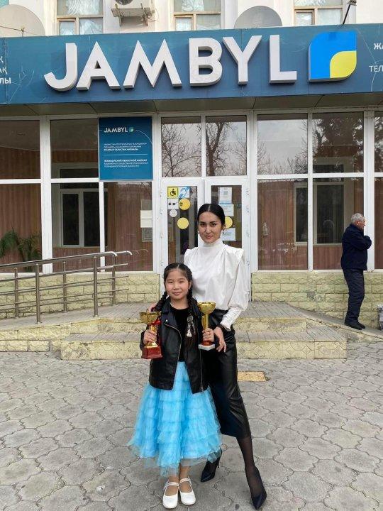 1 наурыз Алғыс айту күніне орай тәлімгер Балнұр Рақымжан оқушылар Оңғар Жанарыс, Орынбасар Замирамен бірге  Тараз қаласы “Жамбыл” телеканалына “Қайырлы таң” бағдарламасына барып алғыс айту күнінде ата-аналарына, ұстаздарына, достарына алғыс айтып.