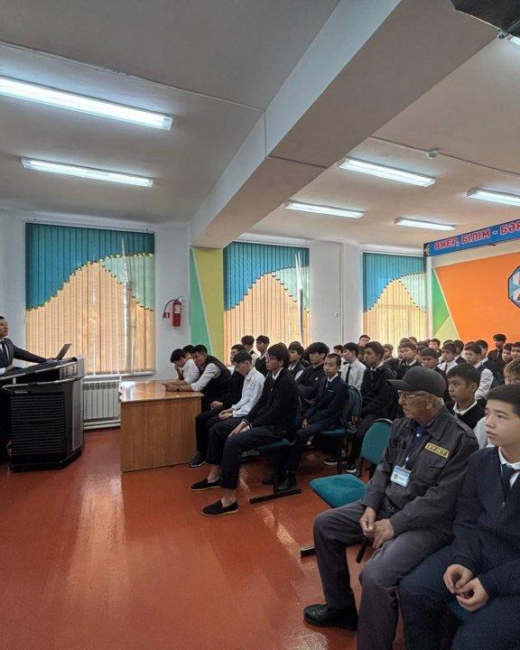 Ағымдағы жылдың 23 қазан күні 8-10 сыныптадың ұл балаларына жиналыс өткізілді.