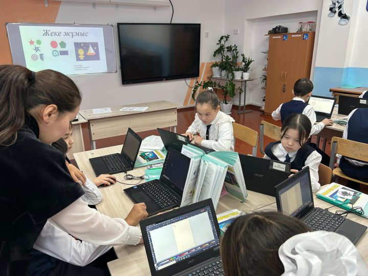“Растрлық және векторлық суреттерді салыстыру” тақырыбында ашық сабақ өткізді.